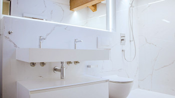Planeo Wallboard Carrara - Mud KI01 High Gloss - 260 x 120 cm