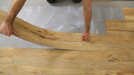Applying vinyl floor - it looks so easy